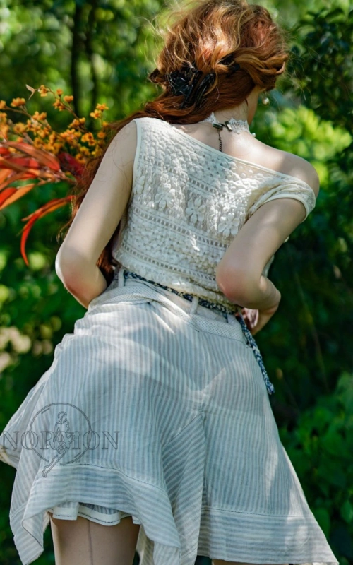 Hallie, a camponesa QUENTE • SiliconGirls
