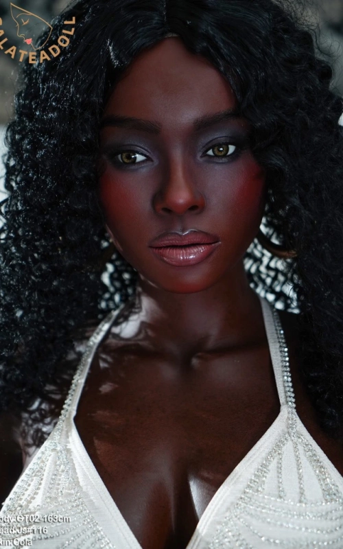 Meryem, toda una belleza color cacao • SiliconGirls