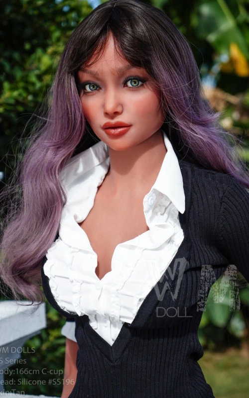 Dolly, tu morenaza siempre a la moda • SiliconGirls