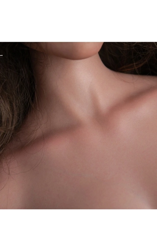 Torso Kelsie com mãos, sua pequena morena explosiva • SiliconGirls