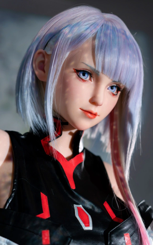 Cyberpunk Lucy, disposta a entrar em ação Cyberpunk Lucy, disposta a entrar em ação