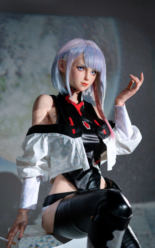 Cyberpunk Lucy, disposta a entrar em ação Cyberpunk Lucy, disposta a entrar em ação