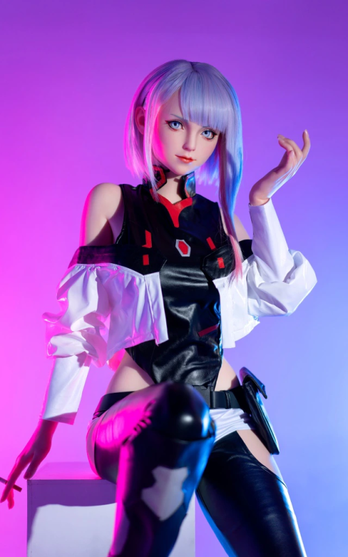 Cyberpunk Lucy, disposta a entrar em ação Cyberpunk Lucy, disposta a entrar em ação