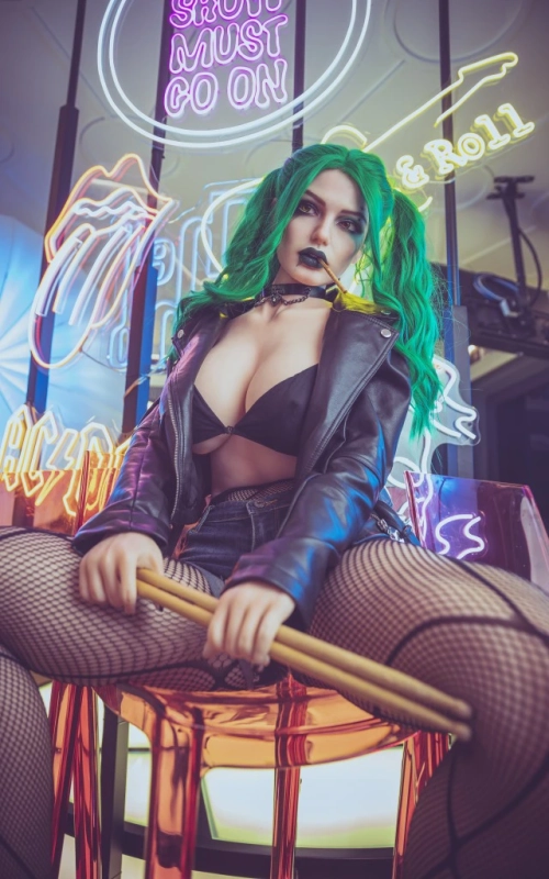 Flora, a metaleira insaciável • SiliconGirls