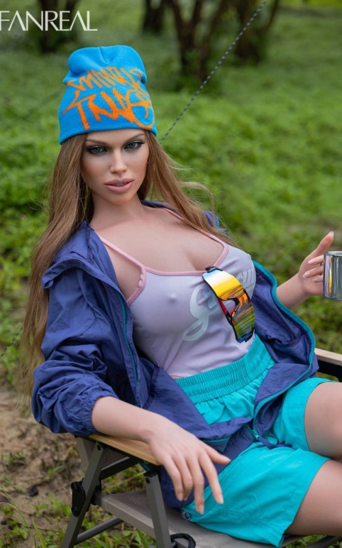 Kaley, una diosa de campamento • SiliconGirls