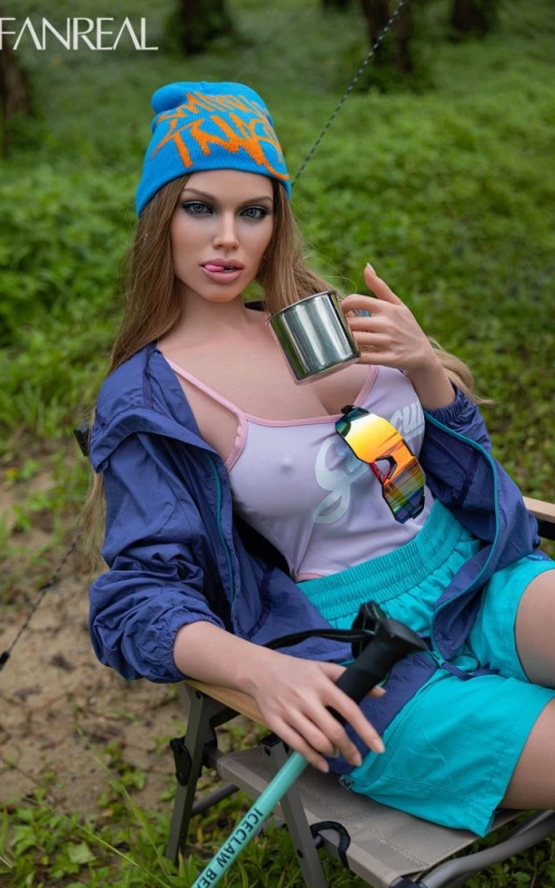 Kaley, una diosa de campamento • SiliconGirls