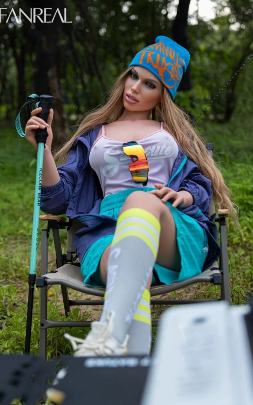 Kaley, una diosa de campamento • SiliconGirls