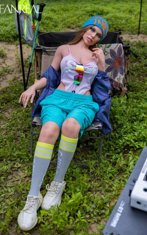Kaley, una diosa de campamento • SiliconGirls