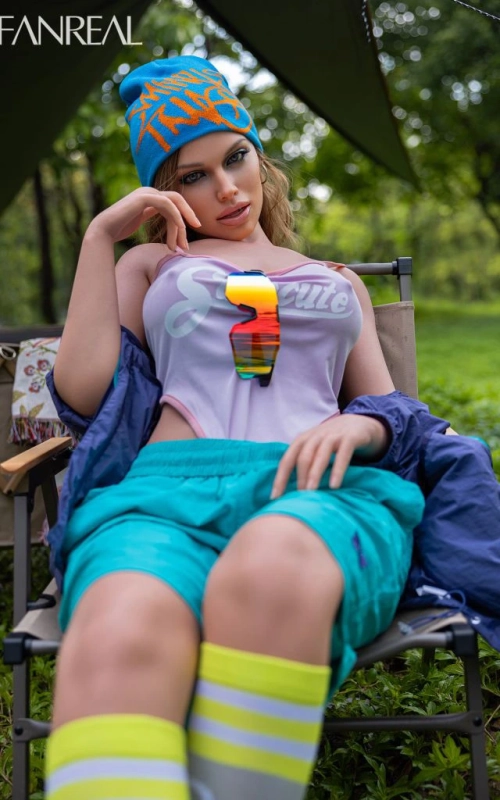 Kaley, una diosa de campamento • SiliconGirls