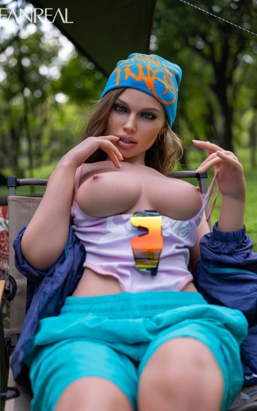 Kaley, una diosa de campamento • SiliconGirls