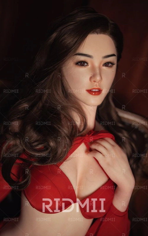 Louisa, uma beleza oriental única • SiliconGirls