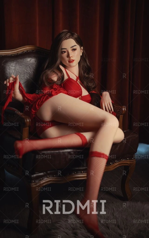 Louisa, uma beleza oriental única • SiliconGirls