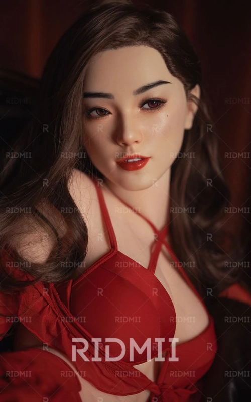 Louisa, uma beleza oriental única • SiliconGirls