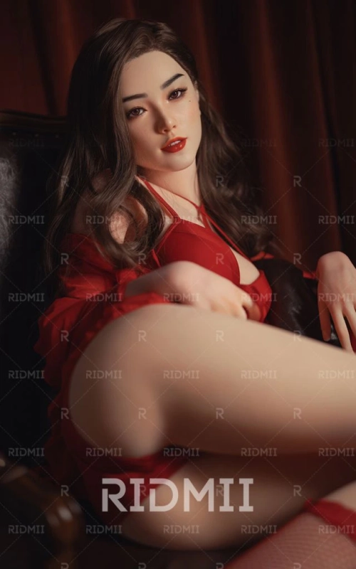 Louisa, uma beleza oriental única • SiliconGirls
