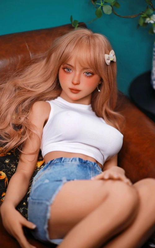 Mini Nia, uma loira muito decidida • SiliconGirls