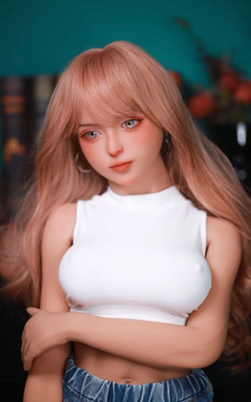 Mini Nia, uma loira muito decidida • SiliconGirls