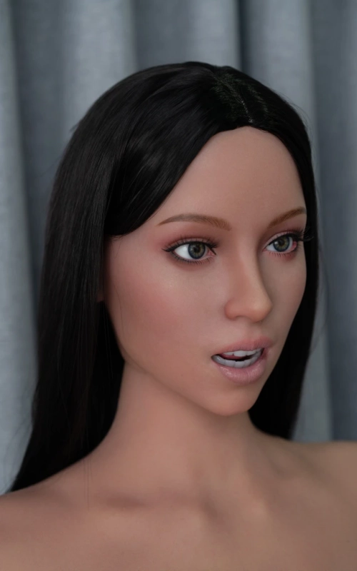 Evangeline, una morena muy explosiva • SiliconGirls