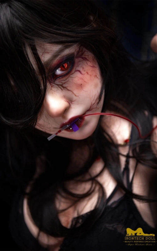 Vampirella, sedienta y CALIENTE • SiliconGirls