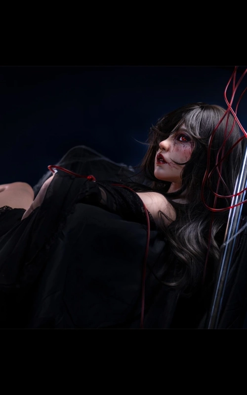Vampirella, sedienta y CALIENTE • SiliconGirls