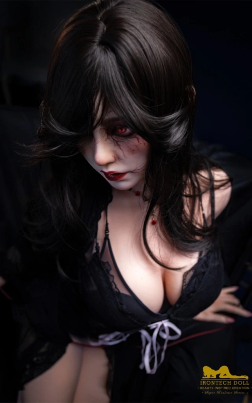 Vampirella, sedienta y CALIENTE • SiliconGirls