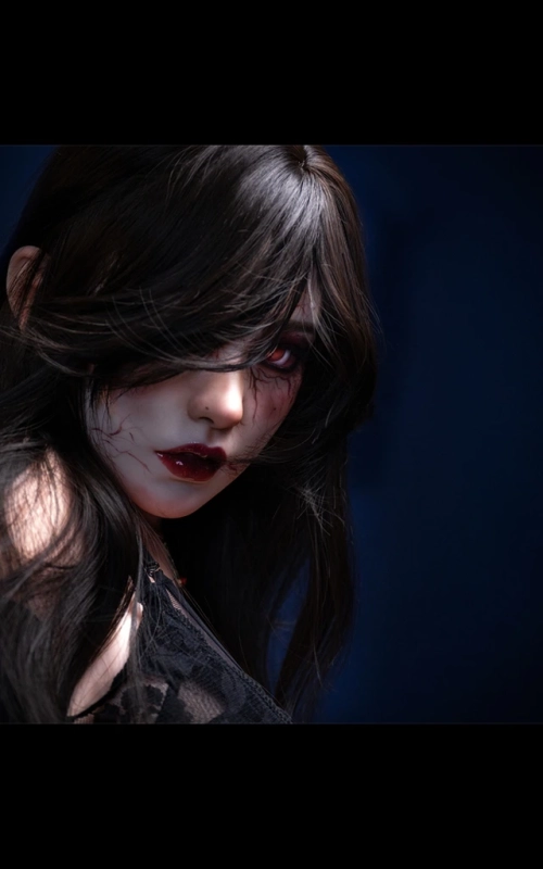 Vampirella, sedienta y CALIENTE • SiliconGirls