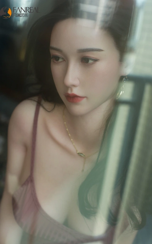 Vivi, belleza oriental • SiliconGirls