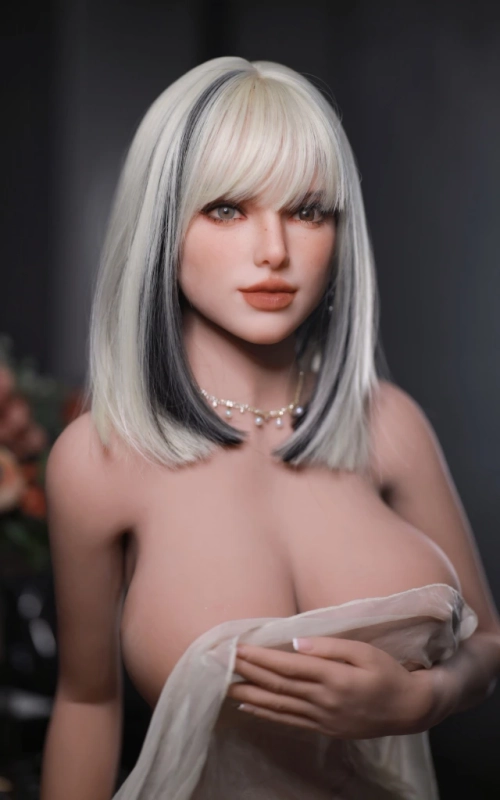 Tiana, tu novia lista para la acción • SiliconGirls