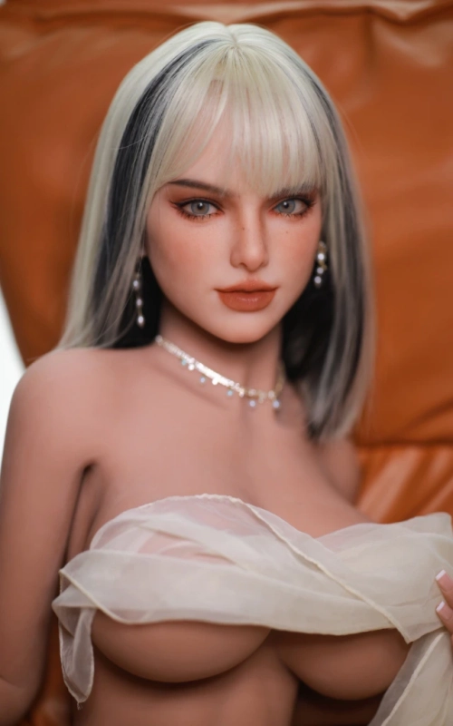 Tiana, tu novia lista para la acción • SiliconGirls