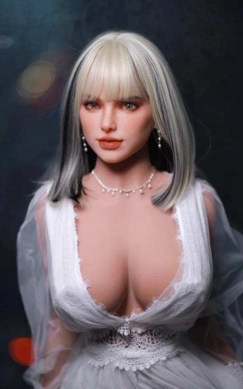 Tiana, tu novia lista para la acción • SiliconGirls