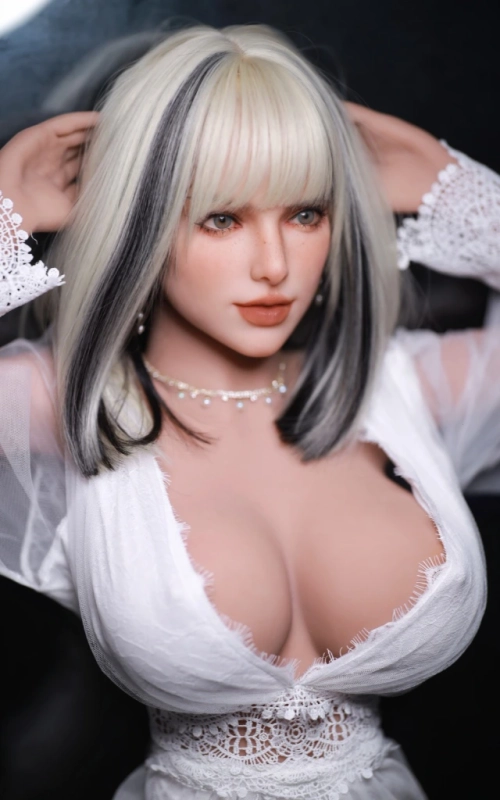 Tiana, tu novia lista para la acción • SiliconGirls