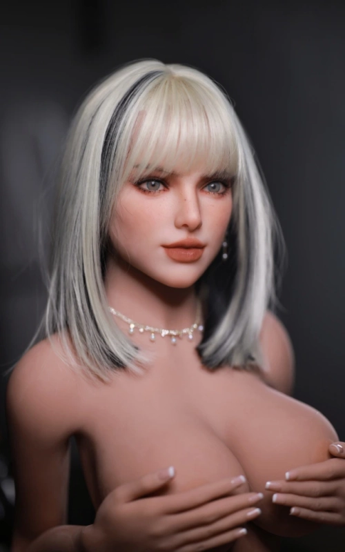 Tiana, tu novia lista para la acción • SiliconGirls