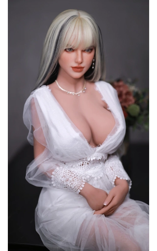 Tiana, tu novia lista para la acción • SiliconGirls