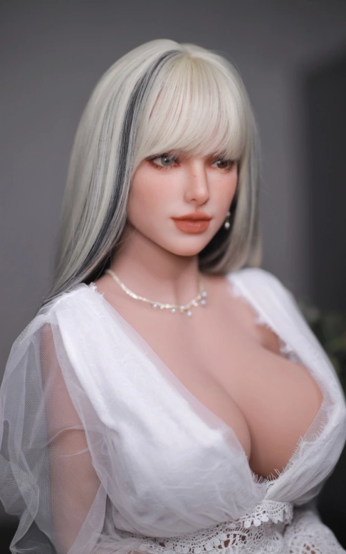 Tiana, tu novia lista para la acción • SiliconGirls