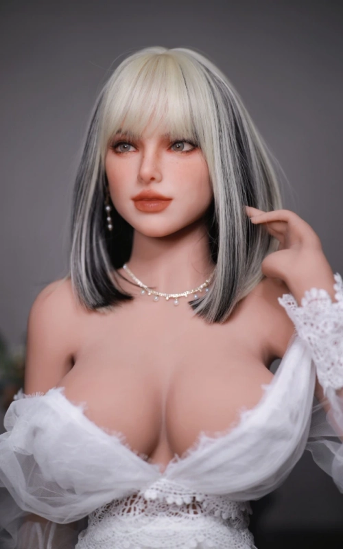 Tiana, tu novia lista para la acción • SiliconGirls