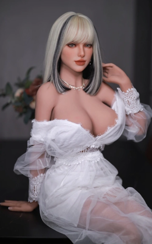 Tiana, tu novia lista para la acción • SiliconGirls