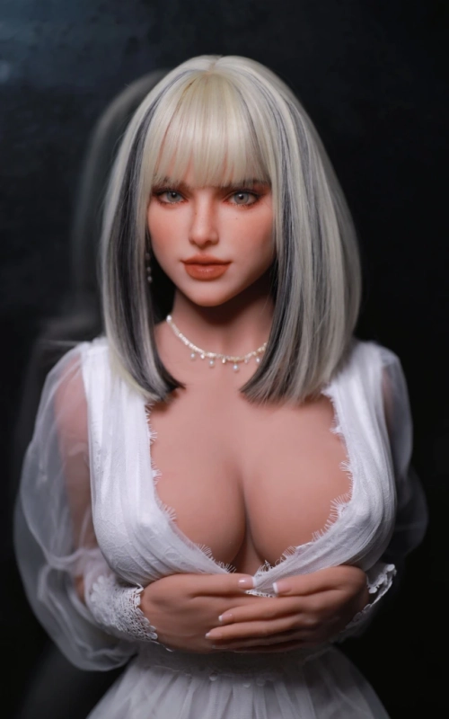 Tiana, tu novia lista para la acción • SiliconGirls
