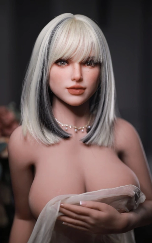Tiana, tu novia lista para la acción • SiliconGirls