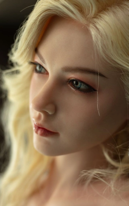 Lubby, una rubia ardiente y fogosa • SiliconGirls