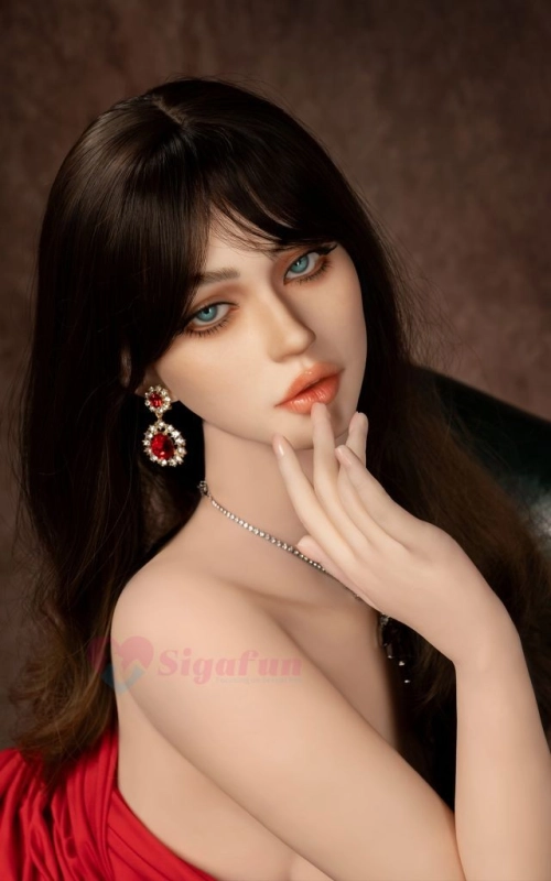 Aida, ansiosa por se conhecerem intimamente • SiliconGirls