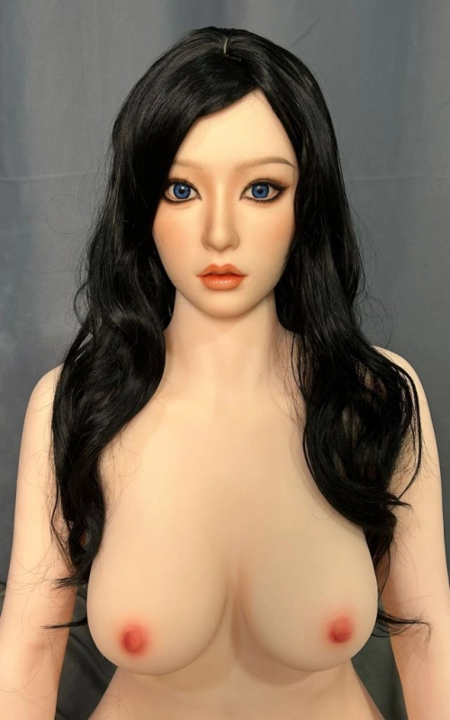 Reina, una secretaria muy excitante • SiliconGirls