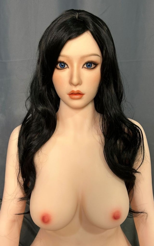 Reina, uma secretária muito excitante Reina, uma secretária muito excitante