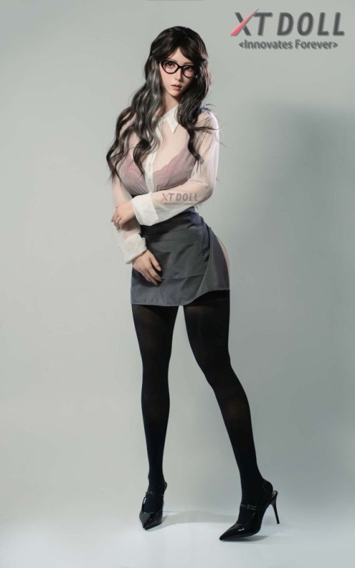 Lucy Storm, sua namorada exuberante e leal Lucy Storm, sua namorada exuberante e leal