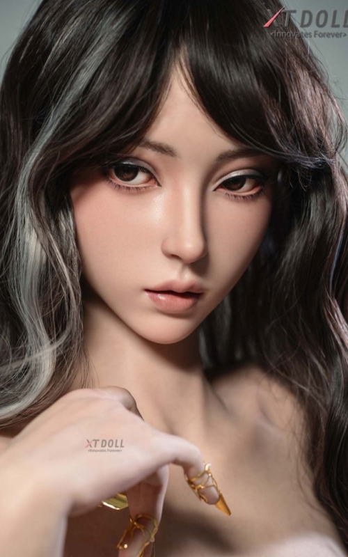 Lucy Storm, sua namorada exuberante e leal Lucy Storm, sua namorada exuberante e leal