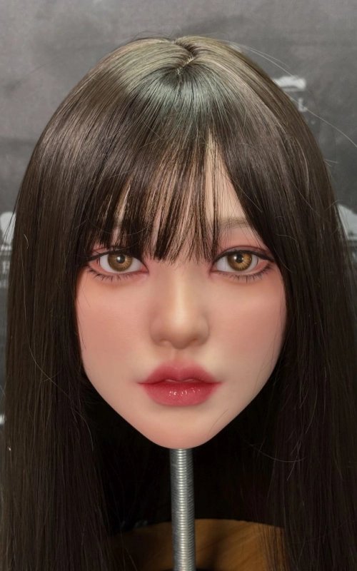 Emi, una dulce belleza asiática • SiliconGirls