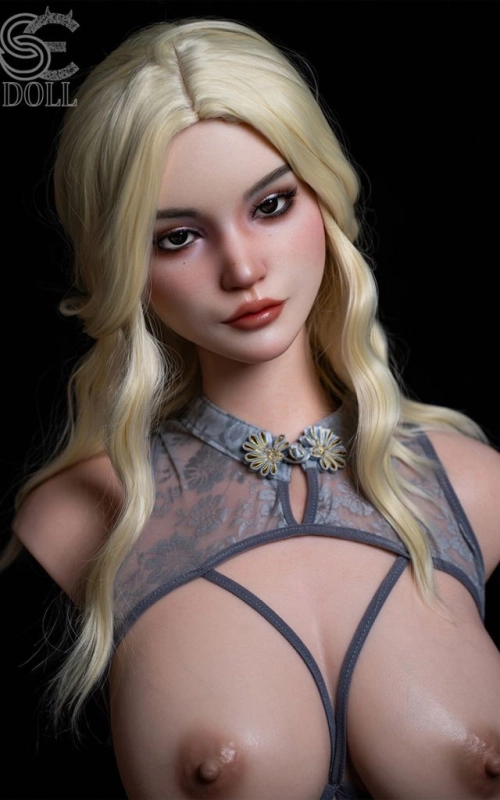 Isla, uma loira muito sensual e prestável • SiliconGirls