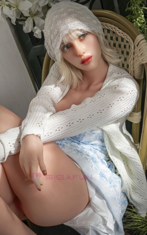 Cecilia, a sua doce namorada do campo • SiliconGirls