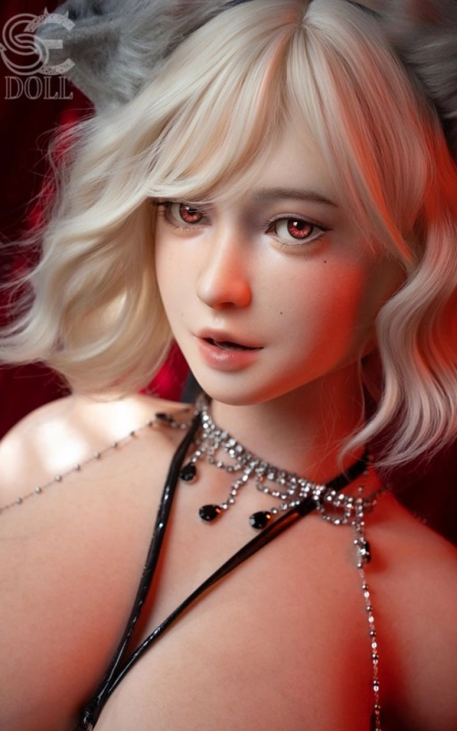 Maiya, curvas irresistibles • SiliconGirls
