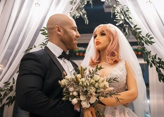 culturista ruso que se casa con su muñeca sexual