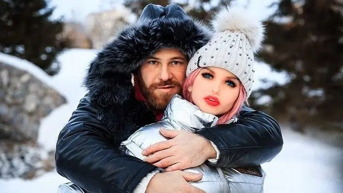 Yuri Tolochko, el culturista ruso que se casa con su muñeca sexual